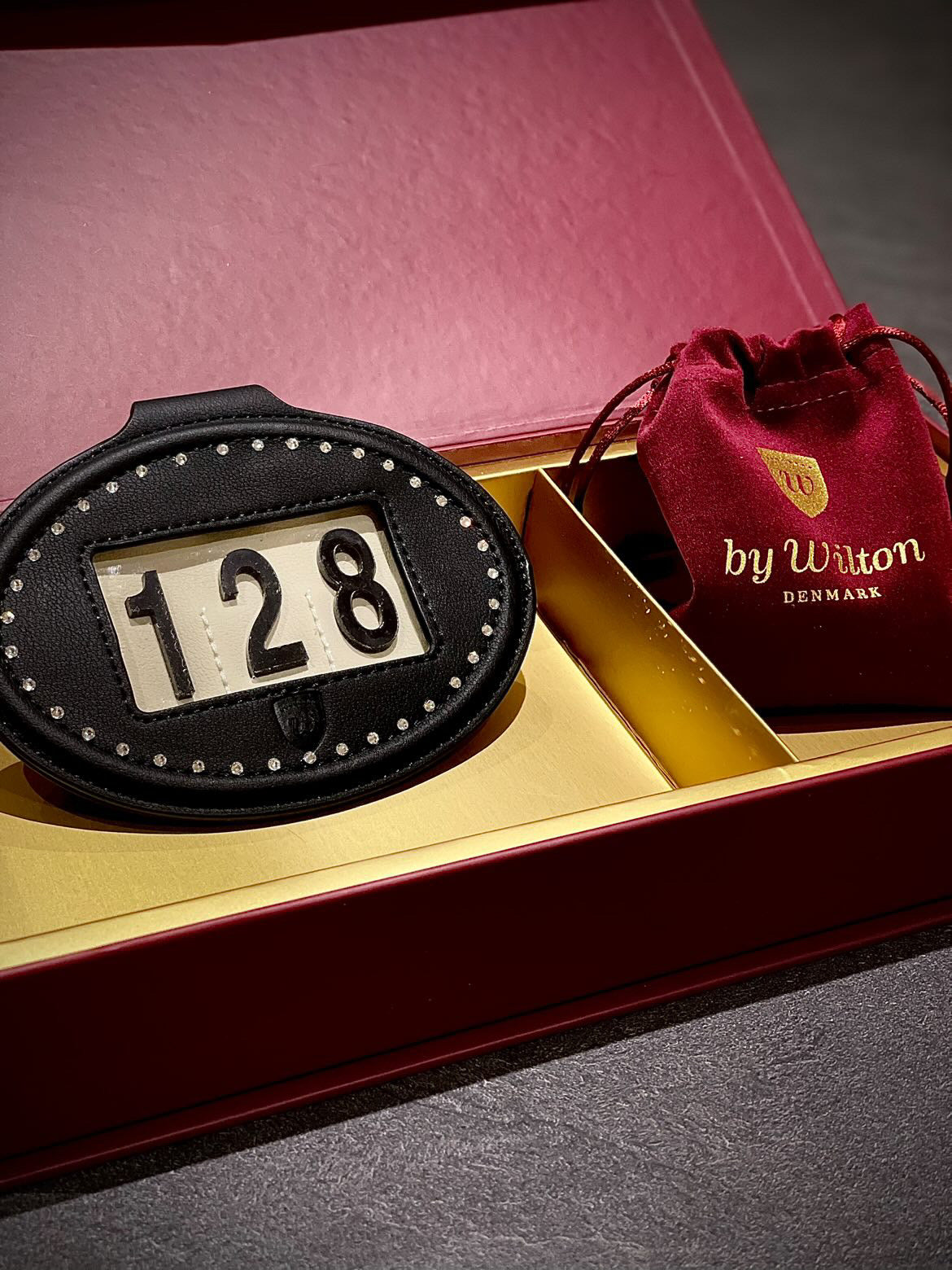 Startnummer in schwarz mit Swarovski